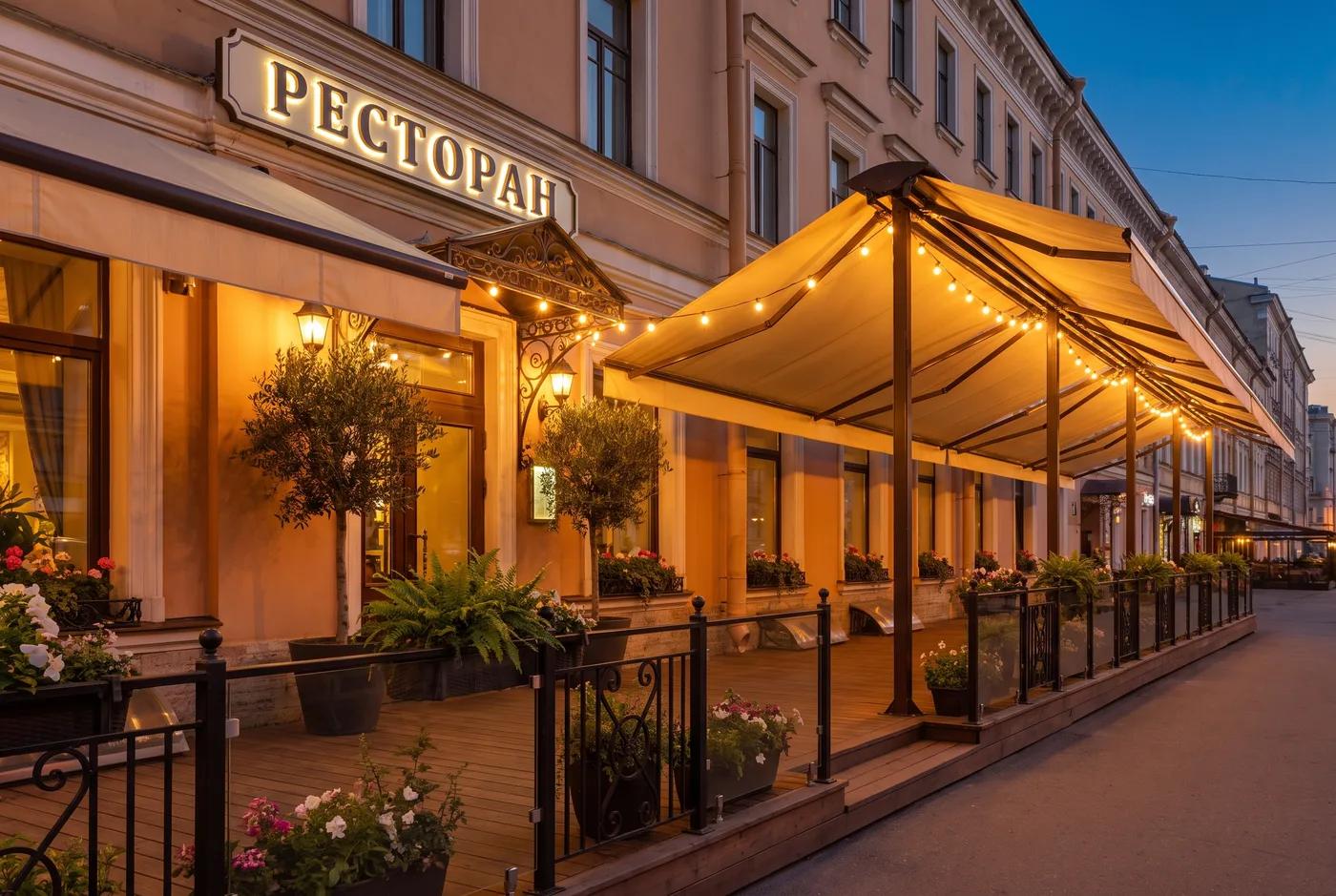 Летняя терраса ресторана как часть фасада — остекление, маркизы, озеленение
