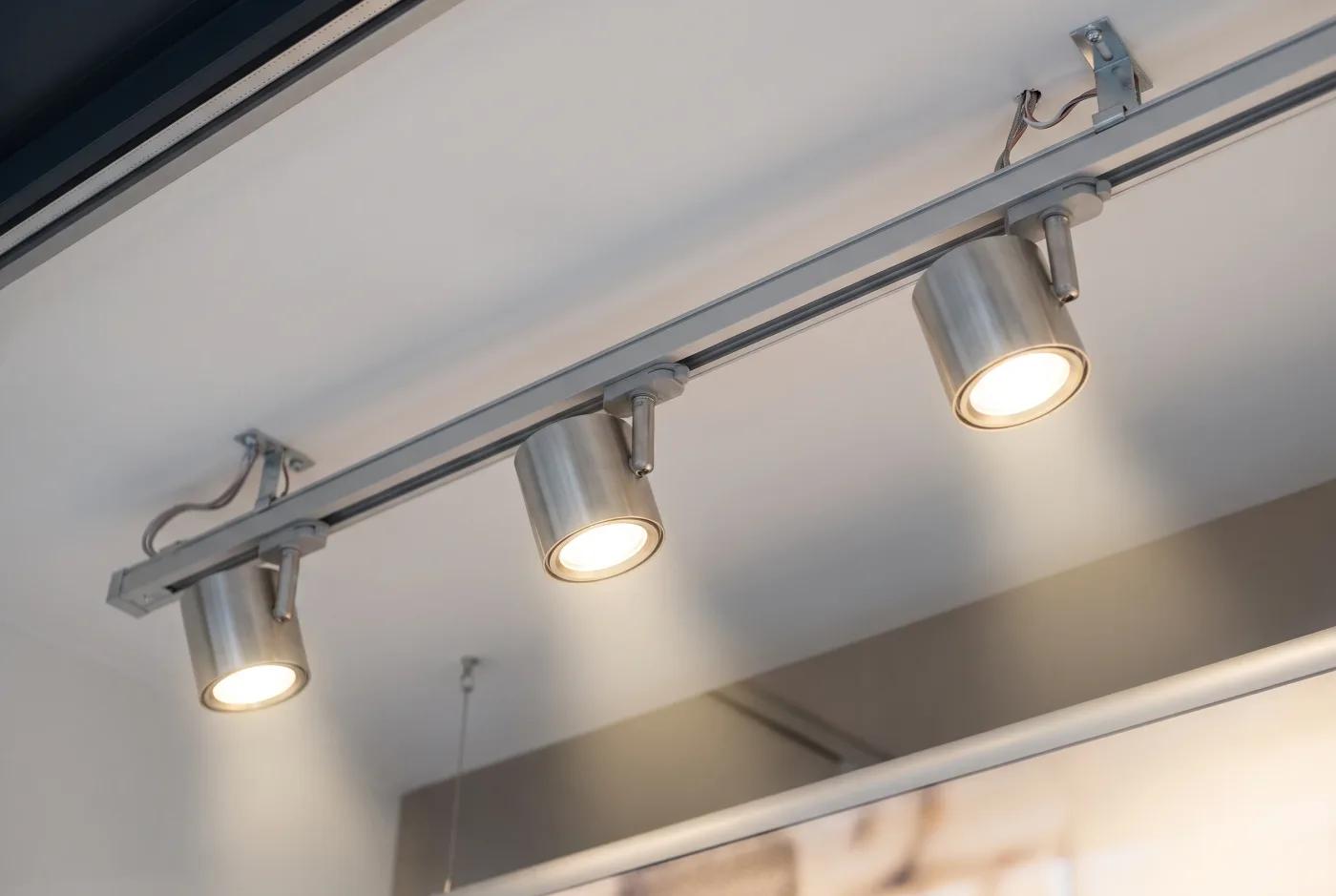 Акцентное освещение витрины — трековые LED-прожекторы и температура 3000 К