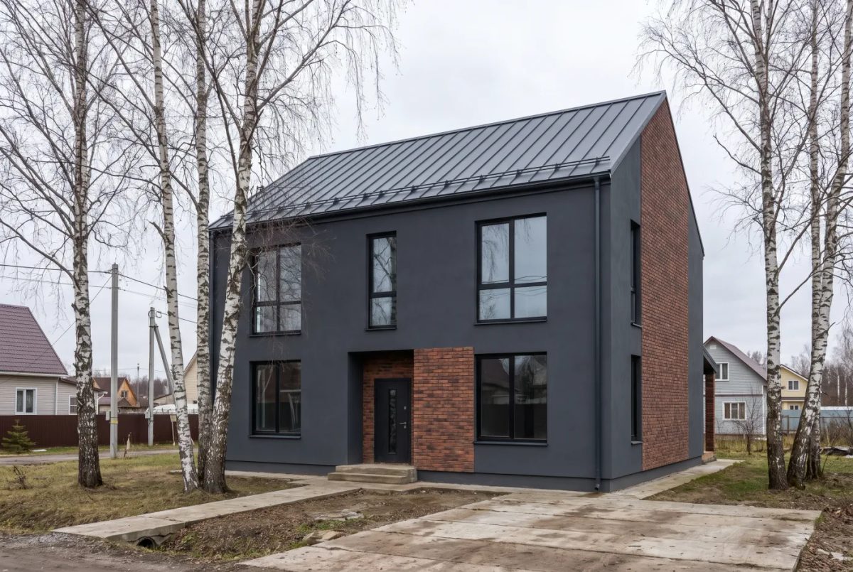 Графит + кирпич — графитовый фасад дома, AI Facade Графитовый фасад с кирпичным акцентом — тёмный лофт RAL 7016