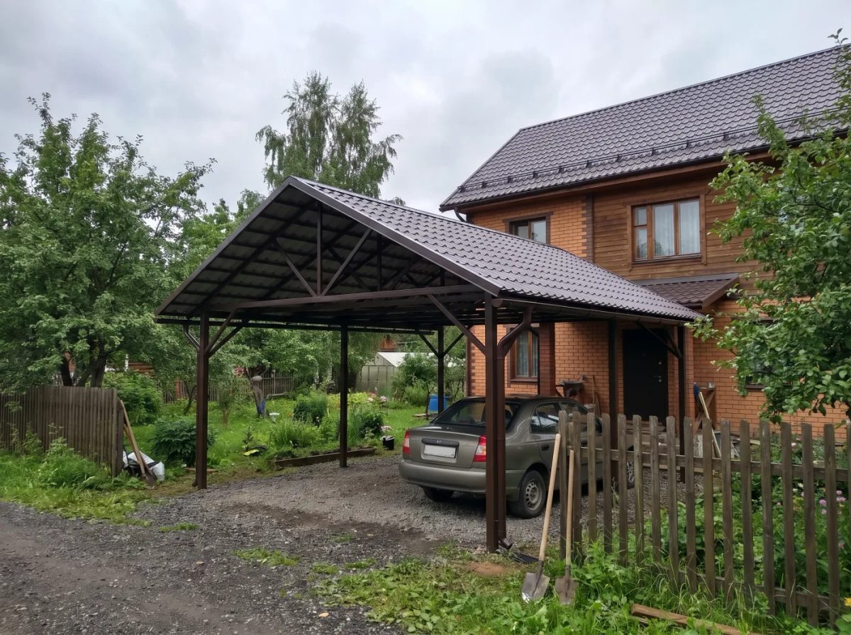 отдельно стоящий двускатный навес для машины во дворе — AI-визуализация