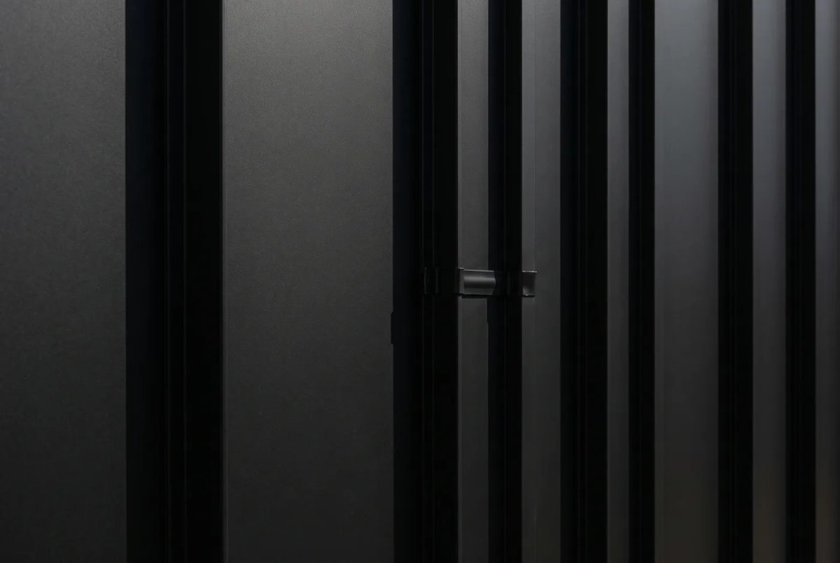 Матовый фальц RAL 9005 Матовый фальц RAL 9005 — чёрный фасад крупным планом, AI-визуализация
