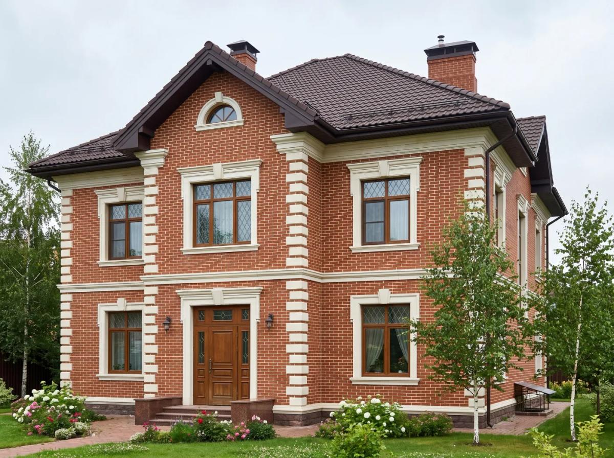 Красный кирпич — классика Дом с красным кирпичным фасадом — классический стиль, белые наличники