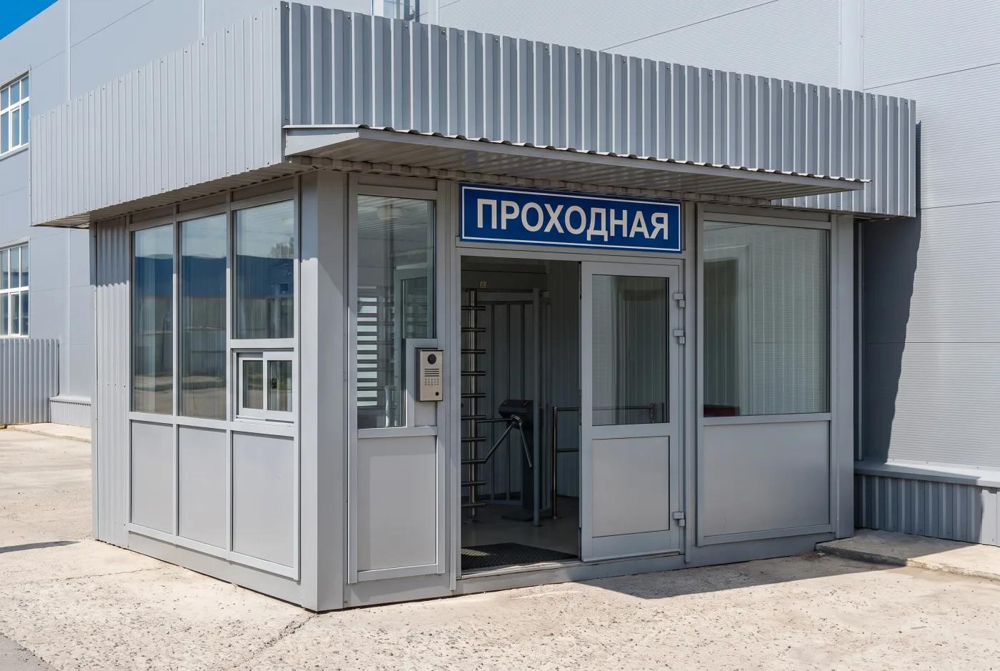 Входная группа и проходная производственного здания — дизайн в корпоративном стиле Входная группа с проходной производственного предприятия — вывеска ПРОХОДНАЯ, КПП с металлокассетами