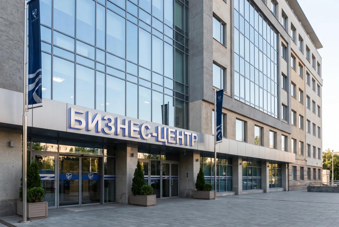 Корпоративная вывеска на фасаде бизнес-центра — объёмные подсвеченные буквы, деловой стиль Фасад бизнес-центра с корпоративной вывеской из объёмных букв — AI-рендер