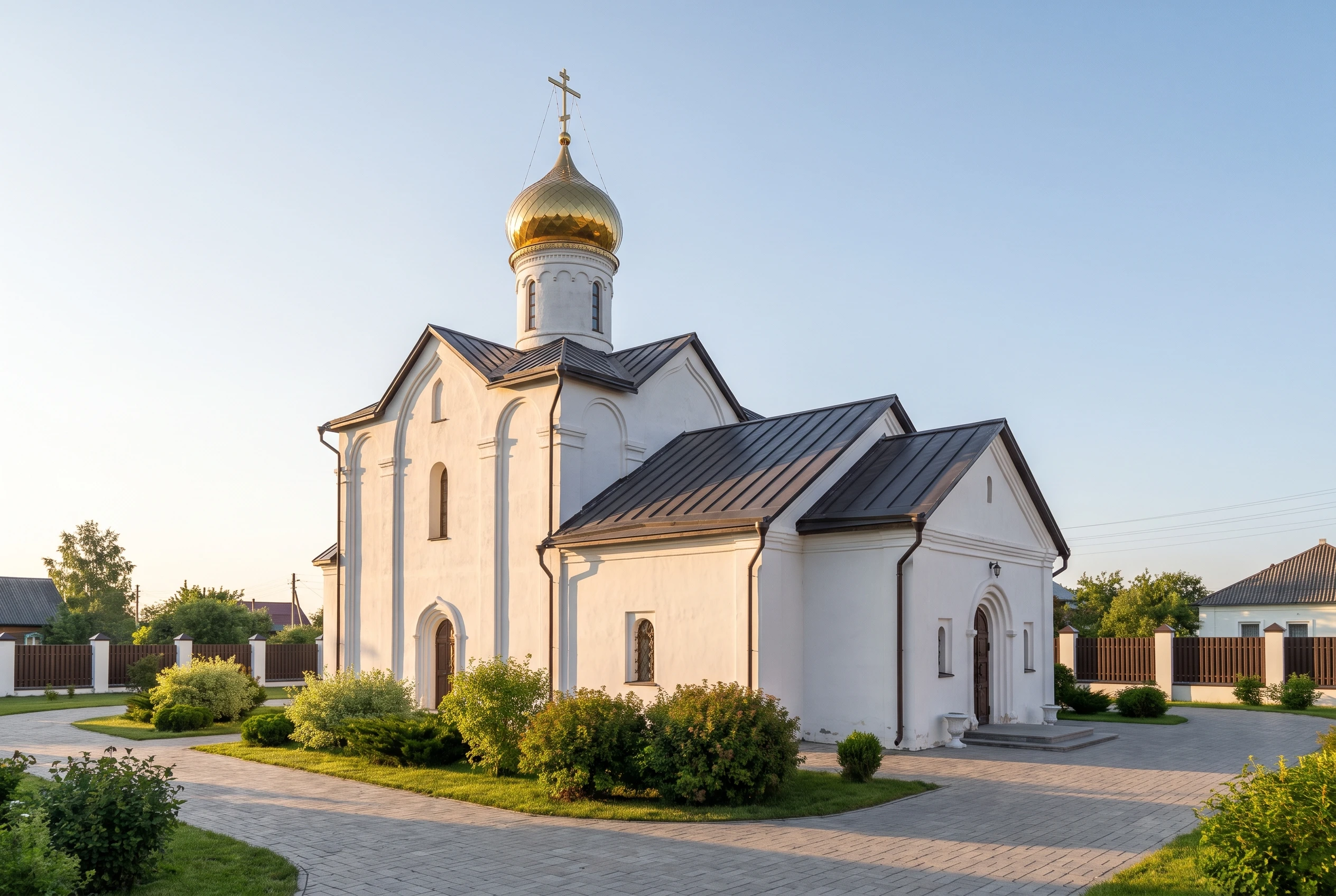 Православный храм до реставрации — скромный оштукатуренный фасад, простой и опрятный