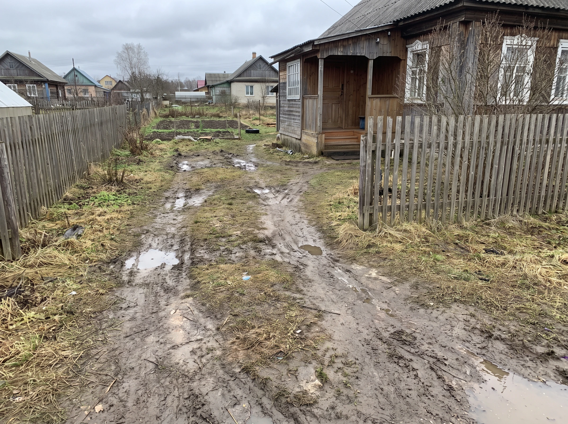 грязная грунтовая тропа к крыльцу частного дома до мощения